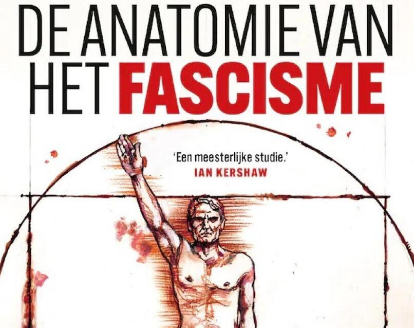 Fascisme ondermijnt de democratie niet door een plotselinge, gewelddadige revolutie, maar door een geleidelijke erosie: het afbreken van de rechtsstaat, het verzwakken van vrije verkiezingen en het uithollen van politieke diversiteit. Waar nodig worden de